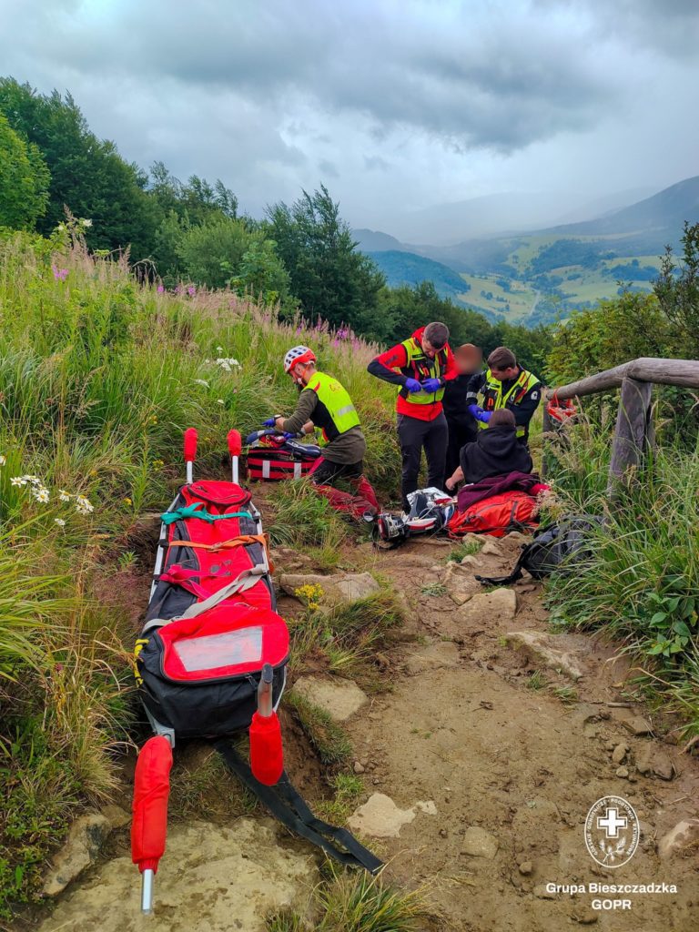 Ratownicy GOPR udzielają pomocy