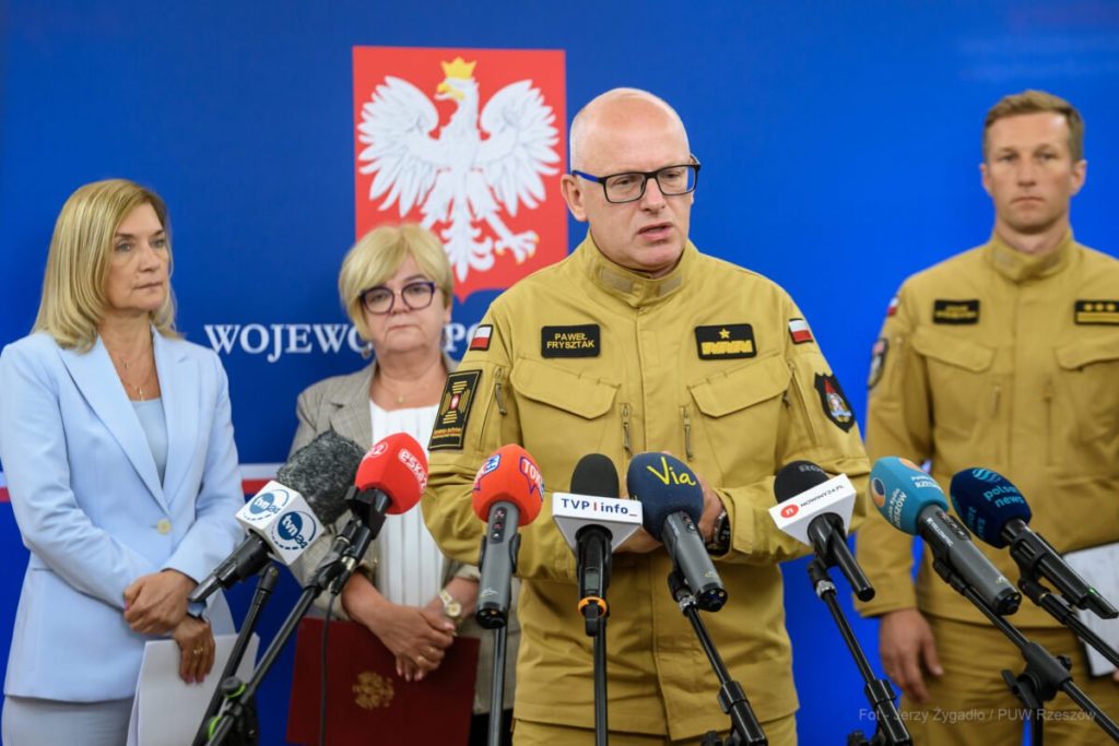 kONFERENCJA PRASOWA WOJEWODY PODKARPACKIEGO I STRAŻAKÓW