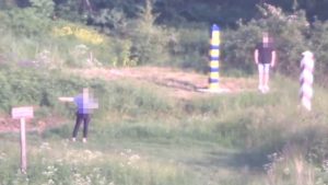 Chłopak robiący sobie zdjęcie w strefie granicznej