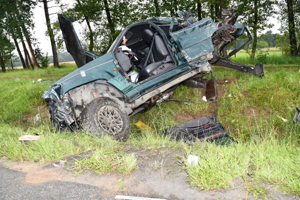Rozbity jeep leży w rowie
