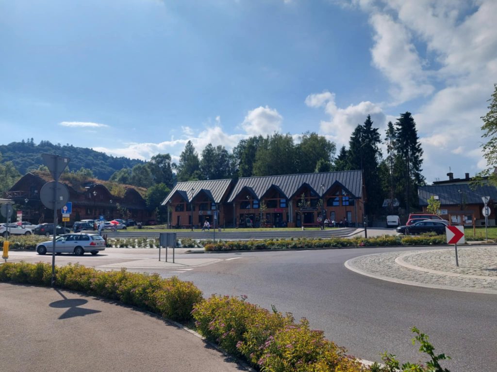 Centrum Cisnej w Bieszczadach, na zdjęciu rondo