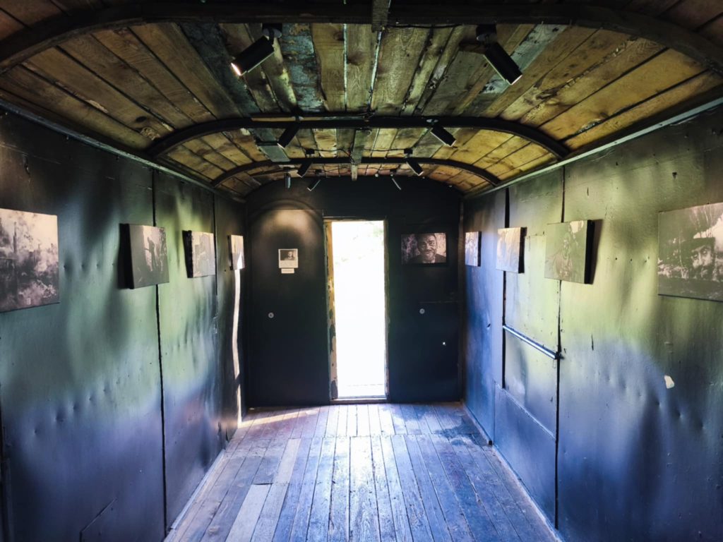 Wnętrze baraku z fotografiami na ścianach