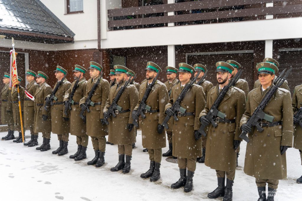 Zołonierze w szeregu stoją na ośnieżonym placu